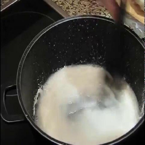 مایع خمیری روی نان